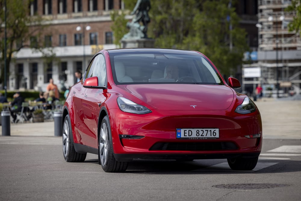 Rød elektrisk bil foran rådhuset i Oslo